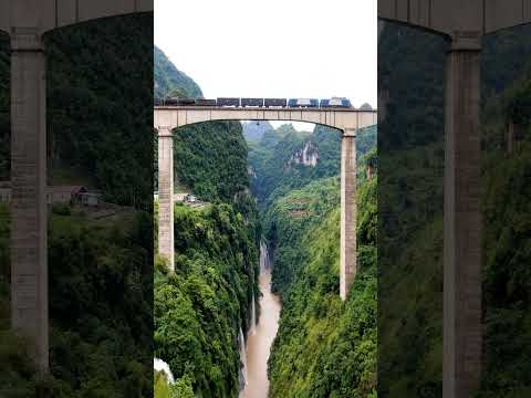 贵州深山一座铁路大桥，火车经过这里都会鸣笛，你知道为什么吗