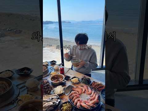 협찬 마산 앞바다 바라보며 가마솥째 나오는 푸짐한 해산물과킹타이거새우 멍게 미역국을 내어주는 곳 해물구이/ 블랙타이거/ 삼겹살/ 철판장어 중2가지선택! 마산 노을보러왔굴 #마산맛집