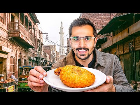 Extremely Unique Kachori Chargha In Androon Lahore - Crazy Iftari In Pakistan 