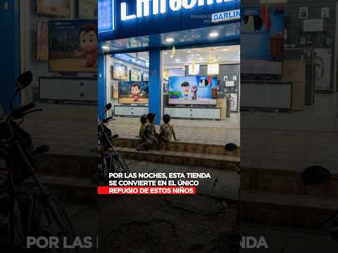 Por las noches, esta tienda se convierte en el único refugio de estos niños