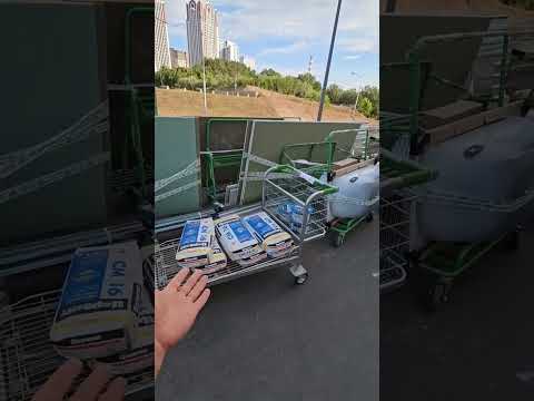 весь товар в Леруа скупают. нету тележек