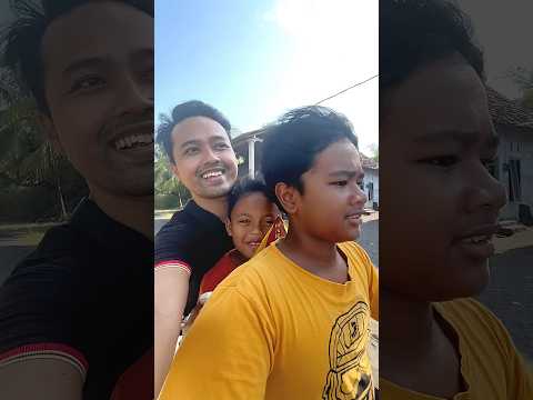 Kejar layangan gapangan putus milk bocil #layangan #layanglayang #layanganputus #shorts #bocil #diy