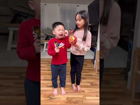 Sharing lollipop with baby brother 👶🏻❤️👧🏻