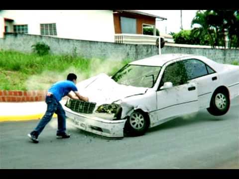 Parando um carro com as mãos