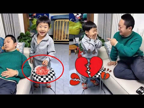 爸爸还挺会享受的啊！给他放点芥末尝尝，下次不敢了吧！#Cute baby#Cute#呆萌小米宝#聪明宝宝#萌娃