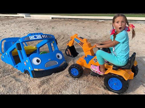 Sofia rescues a Mini bus and plays in the sand