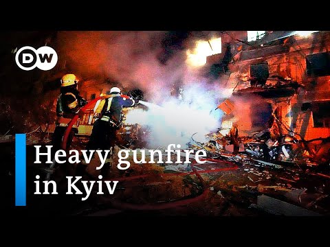 More than 100,000 Ukrainians flee to Poland as others take up arms | DW News