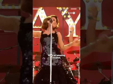 @Zayn giving ​⁠RAYE her flowers 💐🥹 @RAYEofficial #Zayn #ZaynMalik #RAYE #Inspiration