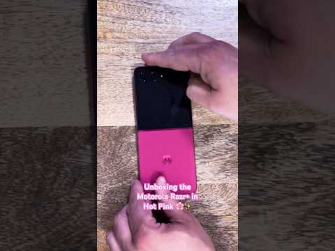 Unboxing the 2024 Motorola Razr+ in Hot Pink