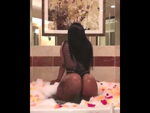 Big black wet ass claps in the bath