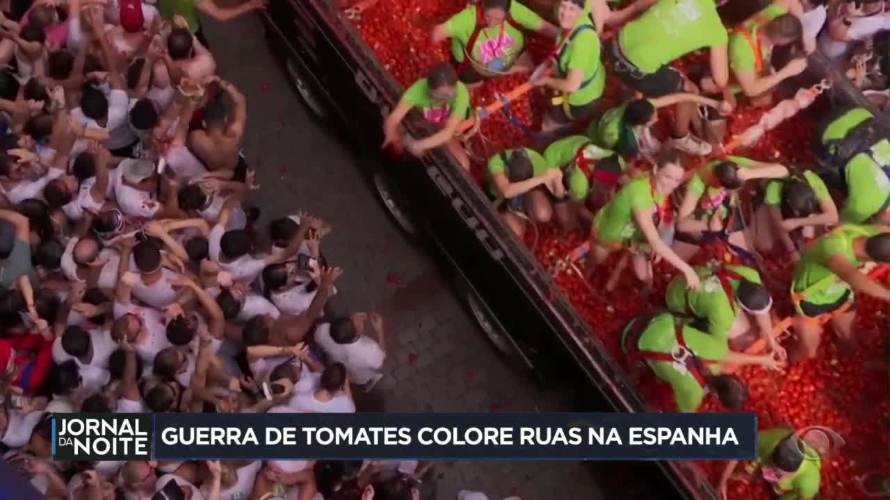 Guerra de tomates colore ruas na Espanha