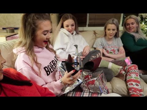 HUGE SECRET SANTA WITH MY BESTFRIENDS vlogmas day 22