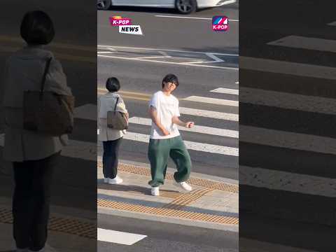تاي يرقص في الشارع😂جاب ام العيد#shorts