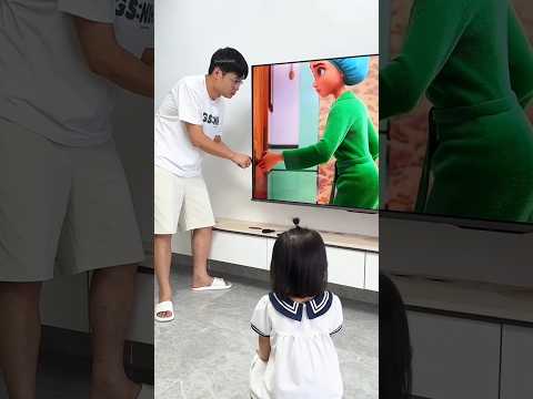 This Dad’s Cartoon Acting Made His Baby Smile !