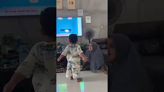 Sibuk nonton TV wes kaka