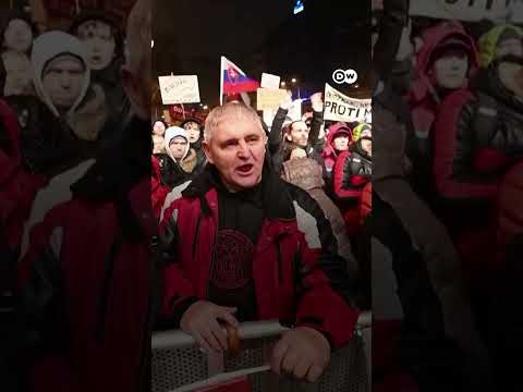 Thousands of Slovaks protest against the prime minister’s judiciary overhaul | DW News