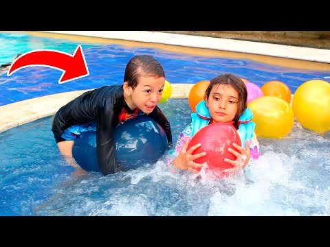 ⭐Jugando con GLOBOS de colores en la PISCINA  - Playing with colored Balloons in the POOL