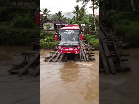 bus mencari jalan pintas .lintasi jembatan ambruk