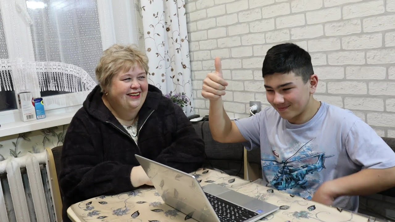 Сбылась мечта Абдугани. На даче чистим снег.