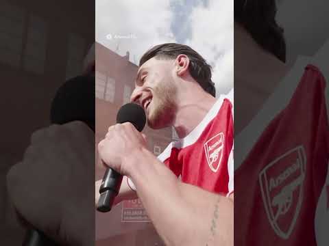 Declan Rice RAPS at Arsenal trophy parade! 🎶