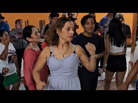 Barbie la nueva bailarina que cautiva a todos por su manera de bailar junto a los demás bailarines