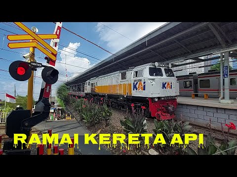 RAMAINYA Kereta Api Di stasiun Timur Jakarta Dekat Perlintasan Kereta Api