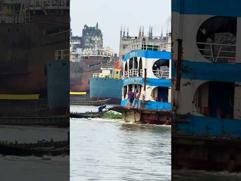 ব্যাক গিয়ার দিচ্ছে লঞ্চটি