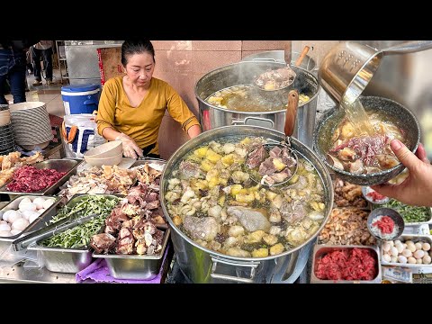 Độc lạ ghê quán "PHỞ CHỒM HỔM" đồ ăn ngập ngụa trên vỉa hè Sài gòn, ai đi ngang cũng muốn tấp vào ăn