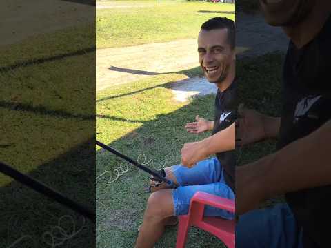 Mil anos depois, conseguimos desembolar a Linha 😅 🎣 #pescaria #pai #filho #barco