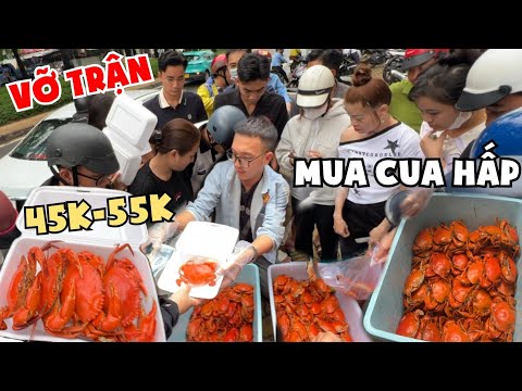VỠ TRẬN Đông Nghẹt Người Chen Lấn Mua Cua Hấp 45K ở Vỉa Hè Bao ĐỔI TRẢ hết sạch trong 20 Phút