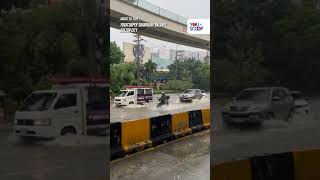 Gutter-deep na baha, nararanasan sa tapat ng isang mall sa Quezon City | YouScoop+