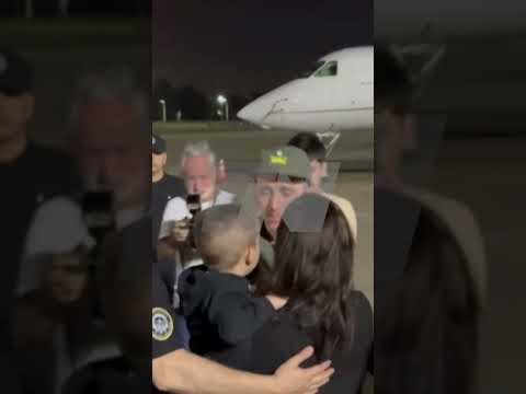 NAHUEL GALLO SE REENCONTRÓ CON SU FAMILIA I El gendarme llegó a la Argentina en un avión de la AFA