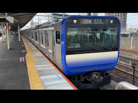 E235系1000番台ｸﾗJ-19編成＋ｸﾗF-31編成　総武線快速東京行きが稲毛駅3番線を発車するシーン
