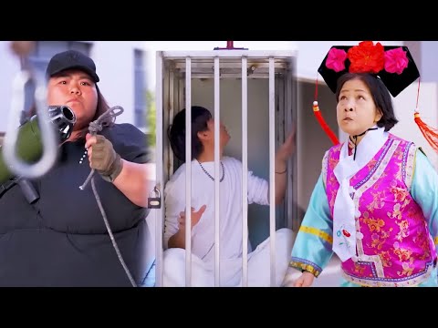 Fat girl threw a frisbee to call ghost brother to go online and got beaten by her mother!