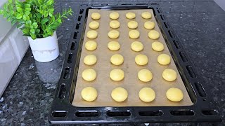 غير بحبة بيض ونتي فاريتها مع قهوة العشية .. حلوة جافة تذوووب فالفم 😋 سهلة و تخرج 28 حبة