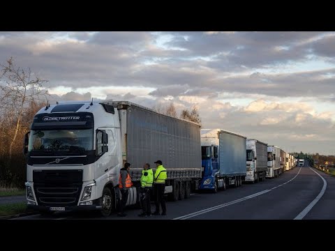 Πολωνία: Και αγρότες μαζί με τους φορτηγατζήδες στο μπλόκο των συνόρων με Ουκρανία