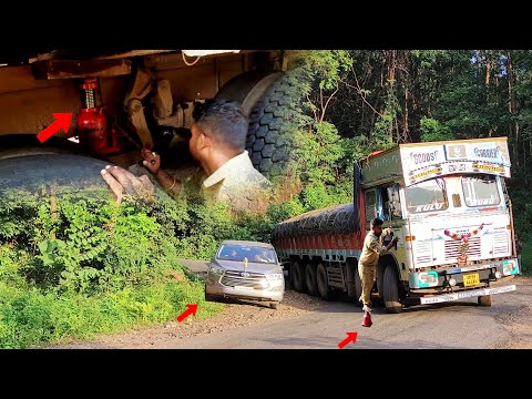 ఈ Lorry Tires కొత్తవి కానీ ఈ టర్నింగ్ దగర రివర్స్ చేస్తుంటే Truck Tires శకం పైనే అరిగి పోయాయి