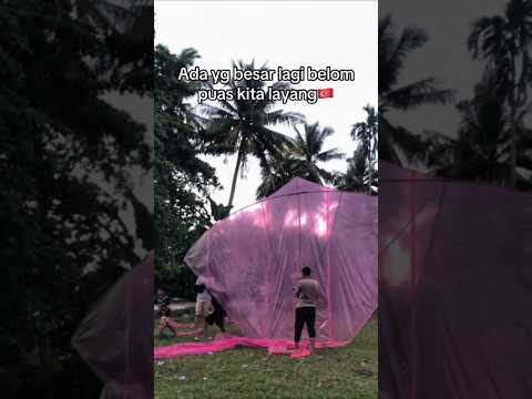 Layang raksasa #layangan #raksasa #lombalayangan #netizen #warganet #masyarakat #viral