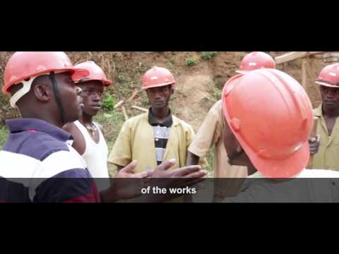 Training on site : students learning how to build schools 