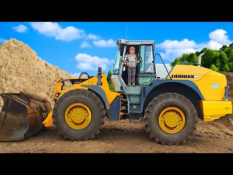 Story for Kids - Big Excavator Loader Liebherr L544 and toy Liebherr 912