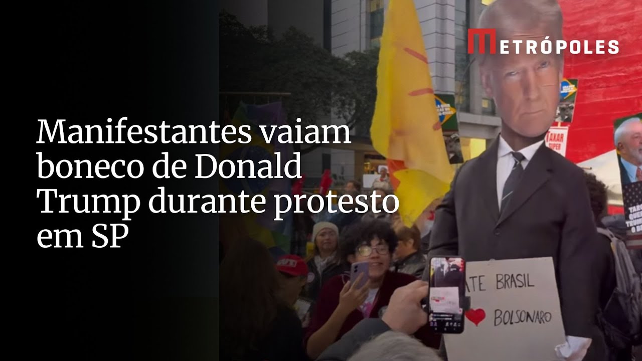 Manifestantes vaiam boneco de Donald Trump durante protesto em SP