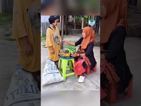 Cô bé nghèo trả lại tiền rơi để nhận món quà bất ngờ