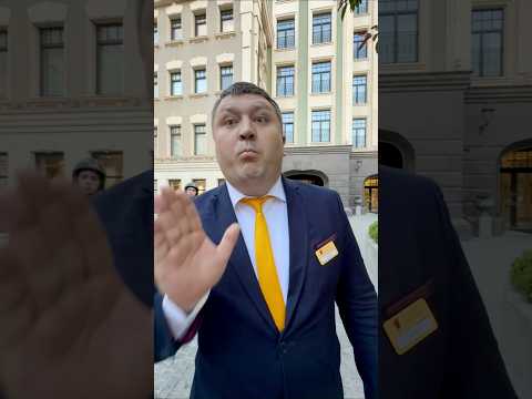 🔥 НЕАДЕКВАТНЫЙ ОХРАННИК КИДАЕТСЯ И УГРОЖАЕТ ТУРИСТУ / БОРЗАЯ ОХРАНА / ПОЛИЦИЯ  #охрана #shorts
