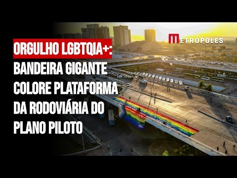 Orgulho LGBTQIA+: bandeira gigante colore plataforma da Rodoviária do Plano Piloto