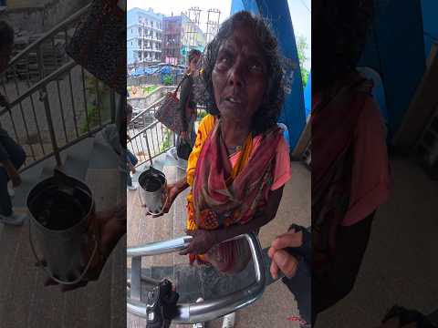 aunty ji ko koi kuch ni de raha tha 🥺 #food #shortsfeed #youtubeshorts #shorts #rider #viral