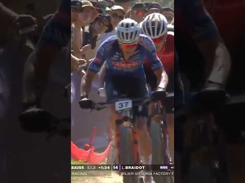 Mathieu van der Poel puts the power down with 1 lap to go! 😮‍💨