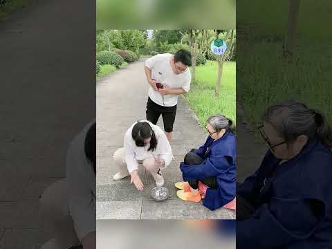 Anh chàng tốt bụng lấy lại tiền cho người phụ nữ ăn xin
