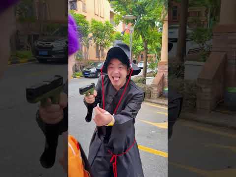 The clown helped Rumi with invisibility#clown #couple #shorts #cosplay #kpop