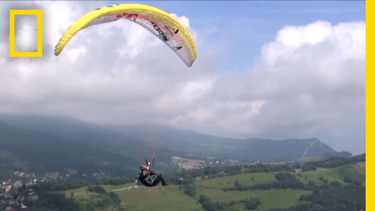 Watch the Théo de Blic's acrobatic maneuvers in the French Alps.