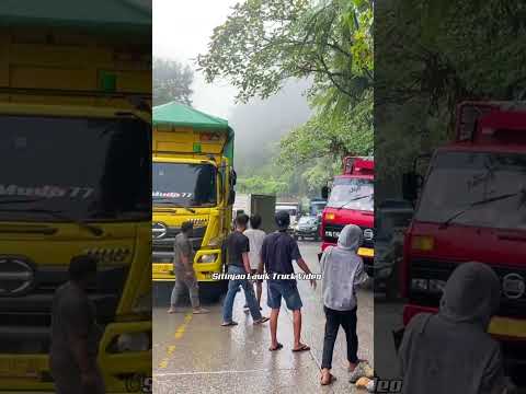 Semua Histeris, Detik Detik Truk Mundur Tabrak Truk Lain di Sitinjau Lauik